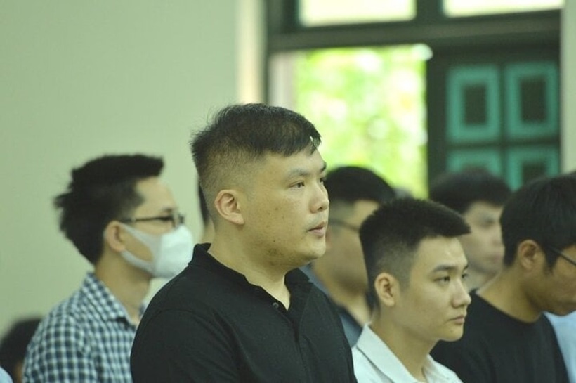 "Trùm" đường dây đánh bạc nghìn tỷ Nguyễn Minh Thành (áo đen) lĩnh 5 năm tù. Ảnh: VTC News