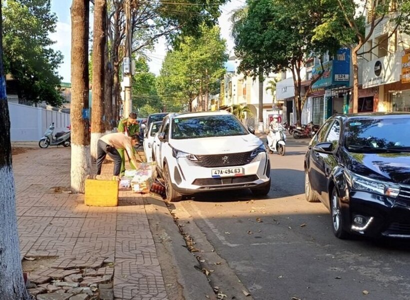 Cơ quan công an có mặt điều tra vụ việc. Ảnh: Người Lao Động