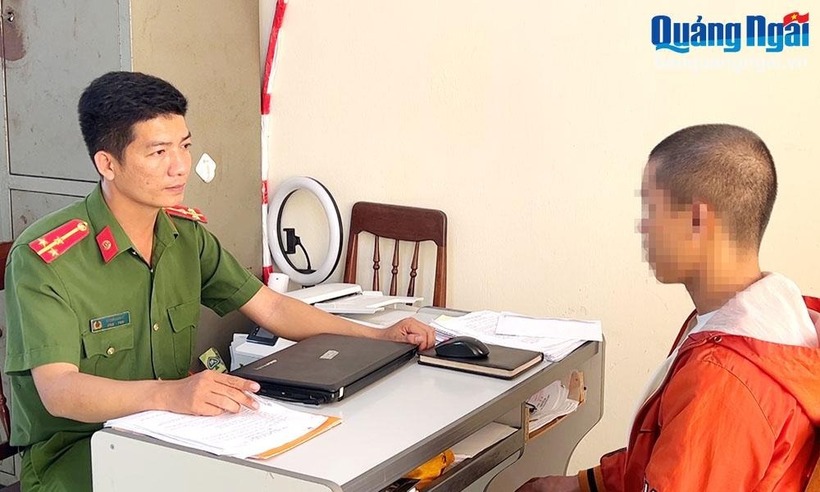 Một nạn nhân làm việc với công an tỉnh sau khi được gia đình chuộc về. Ảnh: Báo Quảng Ngãi
