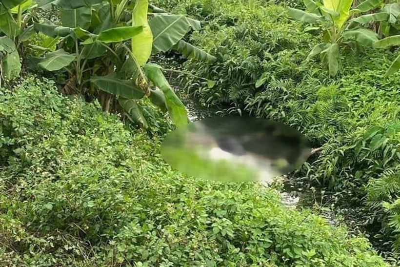 Hiện trường phát hiện người đàn ông tử vong tư thế "lạ" dưới mương nước. Ảnh: Dân trí