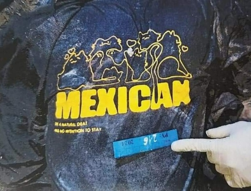 Thi thể nam giới mặc áo phông có chữ "MEXICAN" màu vàng. Ảnh: Dân Trí