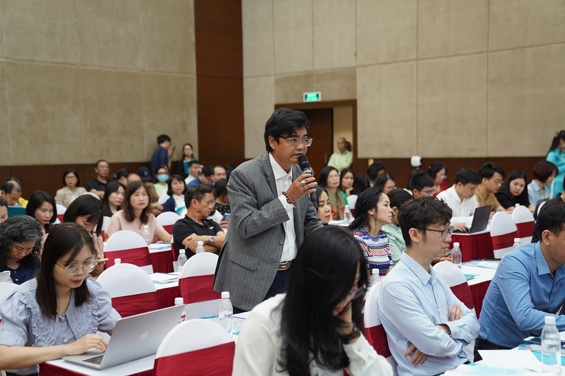 Cổ đông ABBank đặt câu hỏi với chủ toạ đoàn các vấn đề liên quan đến hoạt động năm 2024 và tầm nhìn 2028.