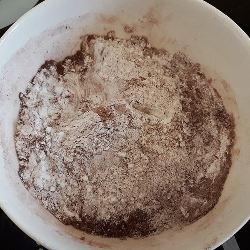 Trộn đều bột năng và bột cacao