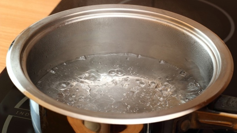 Một trong các công đoạn hấp sò điệp.