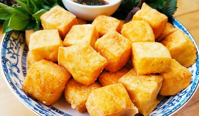 Thưởng thức đậu hũ chiên thơm ngon.