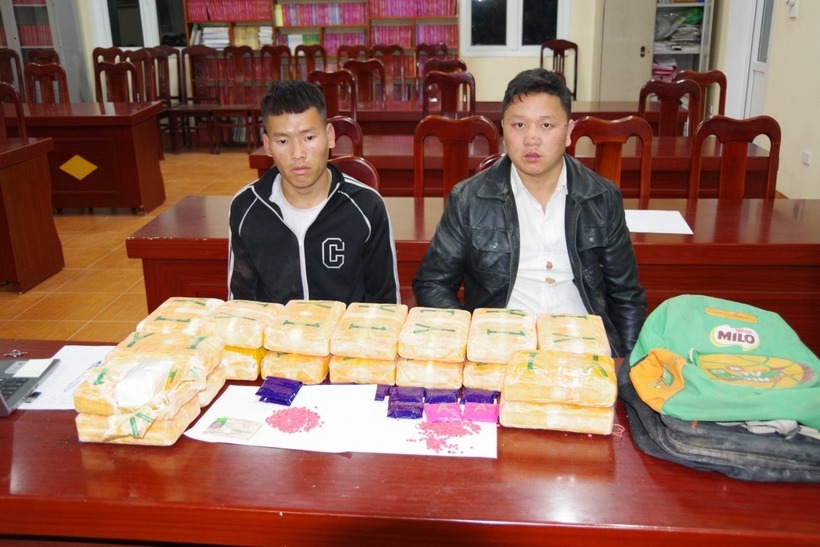 Đối tượng Thào A Già (bên trái) và Liều A Súa (bên phải) cùng tang vật vụ án. Ảnh: VOV
