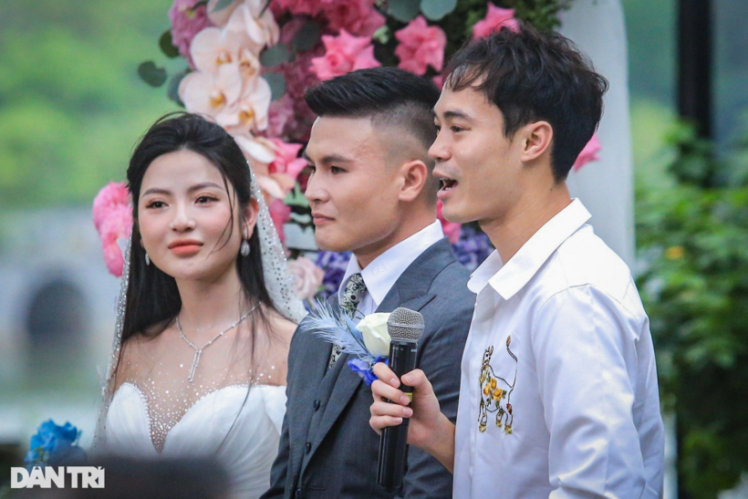 Văn Toàn xuất hiện vơi vai trò MC. Ảnh: Dân trí