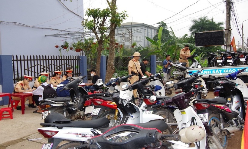 Ngày 6/4, tổ công tác phát hiện xử lý và lập biên bản trên 40 trường hợp, nhắc nhở khoảng 30 trường hợp vi phạm TTATGT đường bộ