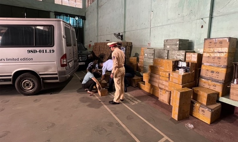 Phương tiện và hàng hoá bị bắt giữ.