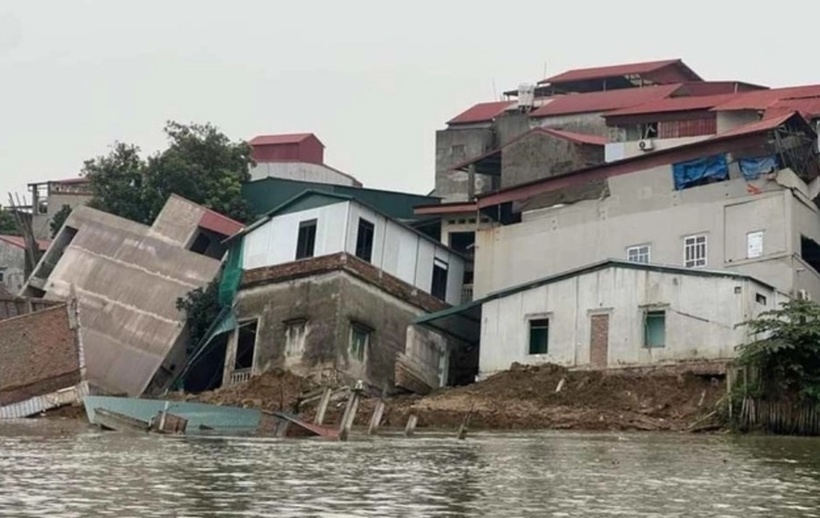 Nhiều nhà dân bị sạt lở nghiêm trọng. Ảnh: Báo Người lao động.
