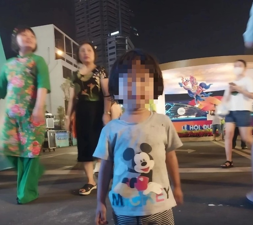 Tìm kiếm 2 bé gái mất tích ở phố đi bộ Nguyễn Huệ. Ảnh: Báo Thanh niên.