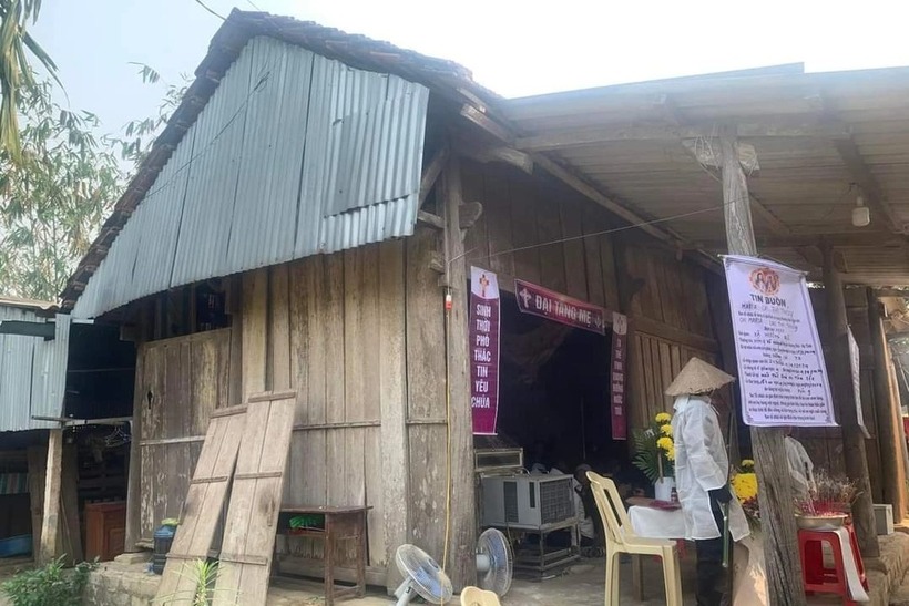 Căn nhà tạm bợ, xiêu vẹo của mẹ con chị T.. Ảnh: Dân Trí