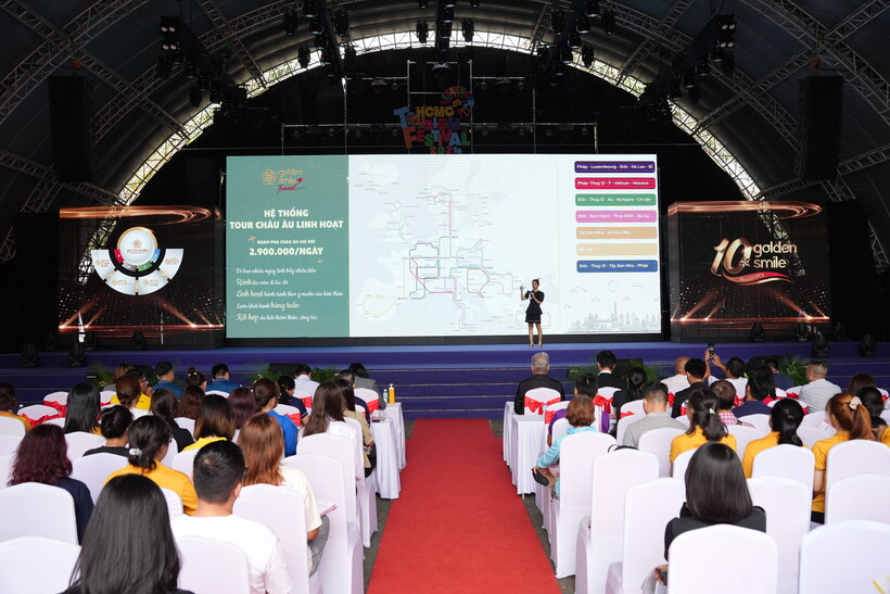 Giám đốc Phát triển Thị trường Golden Smile Travel giới thiệu về sản phẩm du lịch mới.