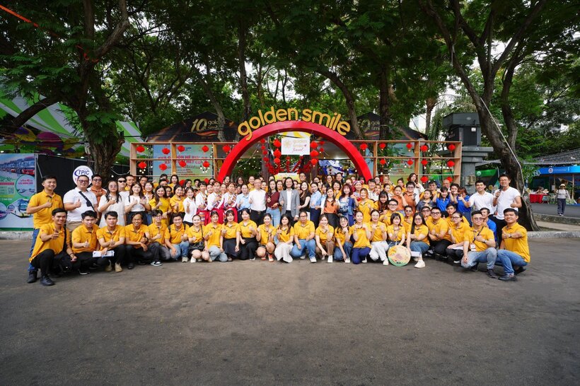Tập thể Golden Smile chụp ảnh tại Hội chợ Du lịch TP.HCM 2024