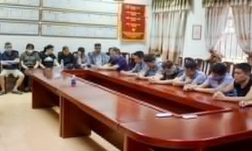20 đối tượng đánh bạc trên tàu du lịch tại trụ sở công an.