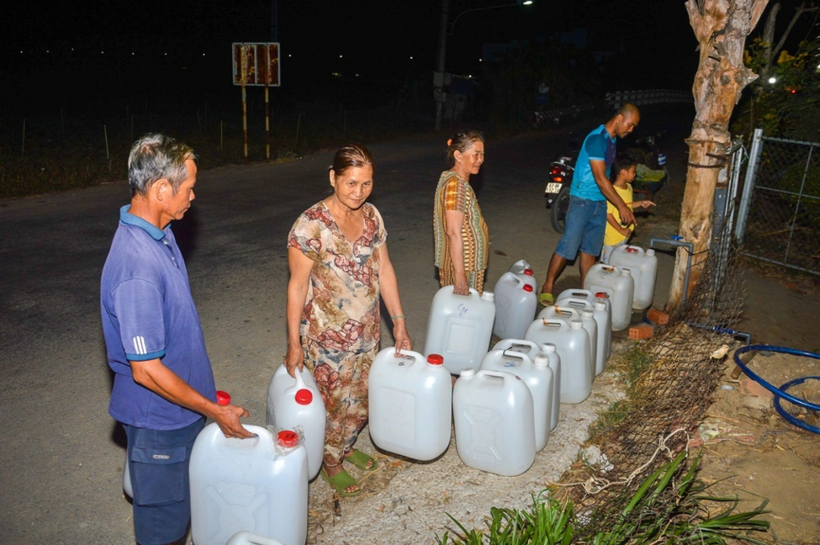Người dân phải xếp hàng chờ lấy nước ở vòi nước công cộng vào ban đêm đầu tháng 4. Ảnh: Dân Trí.