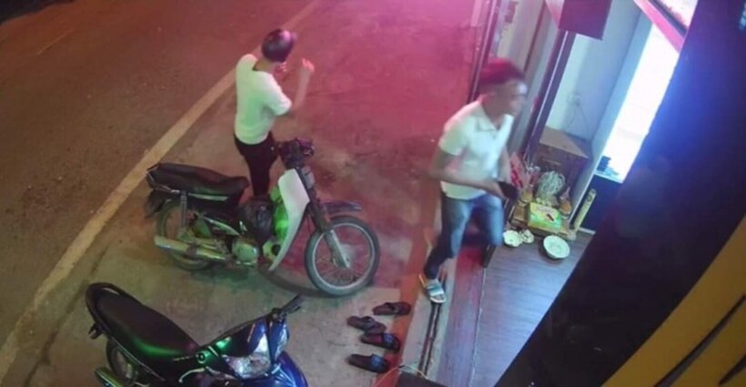 Hình ảnh hai đối tượng vào cửa hàng điện thoại di động được camera an ninh ghi lại. Ảnh: CAND