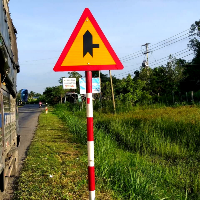 Người tham gia giao thông cần chú ý quan sát hiệu lệnh biển báo để đảm bảo an toàn