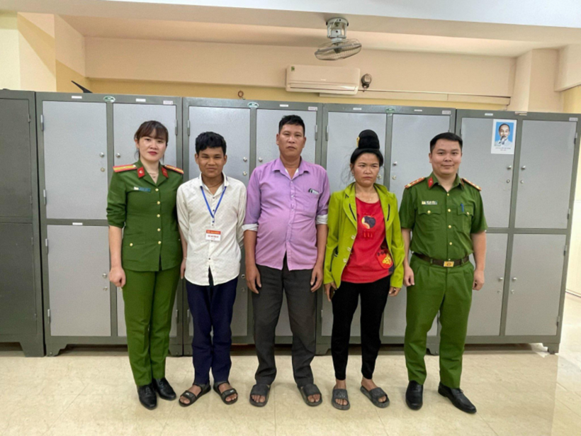 Gia đình, người thân và cháu Cà Văn L. vô cùng xúc động sau khi được lực lượng Công an giúp đỡ. Ảnh: Công an nhân dân.