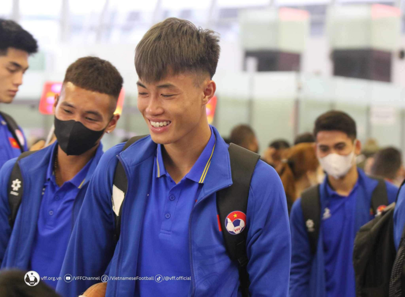 Các cầu thủ U23 Việt Nam đã có mặt ở sân bay Nội Bài để bay sang Qatar. Nguyễn Văn Trường cùng đồng đội tỏ ra phấn khích trước khi chuẩn bị lên đường sang Qatar.