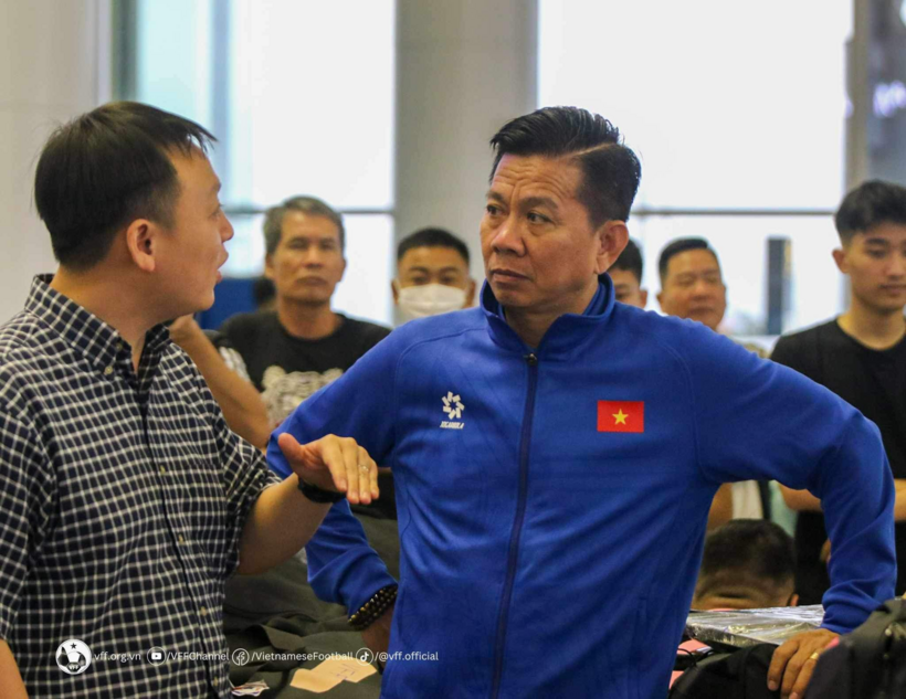 Khởi đầu hành trình, HLV Hoàng Anh Tuấn bắt tay hỏi thăm từng người, tạo bầu không khí cởi mở, đem đến thêm nguồn năng lượng tích cực cho các cầu thủ.