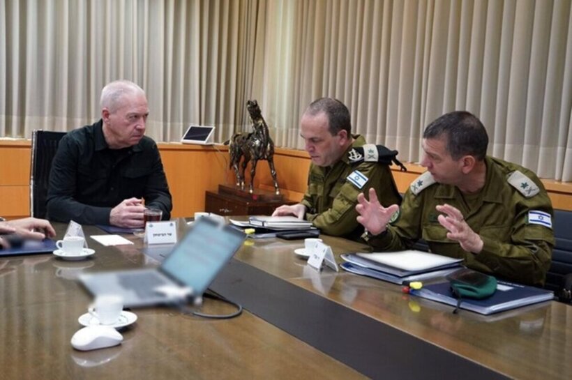 Bộ trưởng Quốc phòng Israel Yoav Gallant (trái) gặp các tướng lĩnh tại văn phòng ở Tel Aviv ngày 7/4. Ảnh: BQP Israel