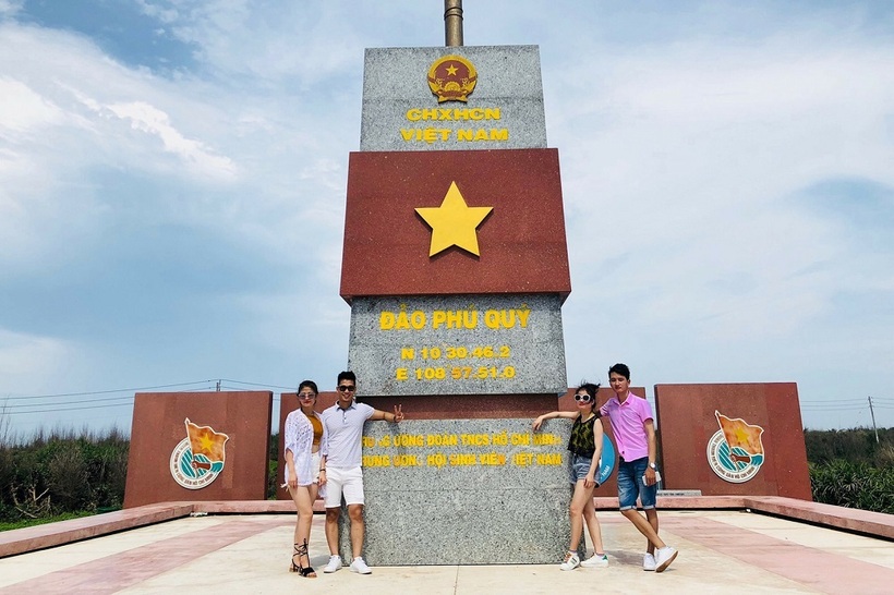 Cột cờ chủ quyền.