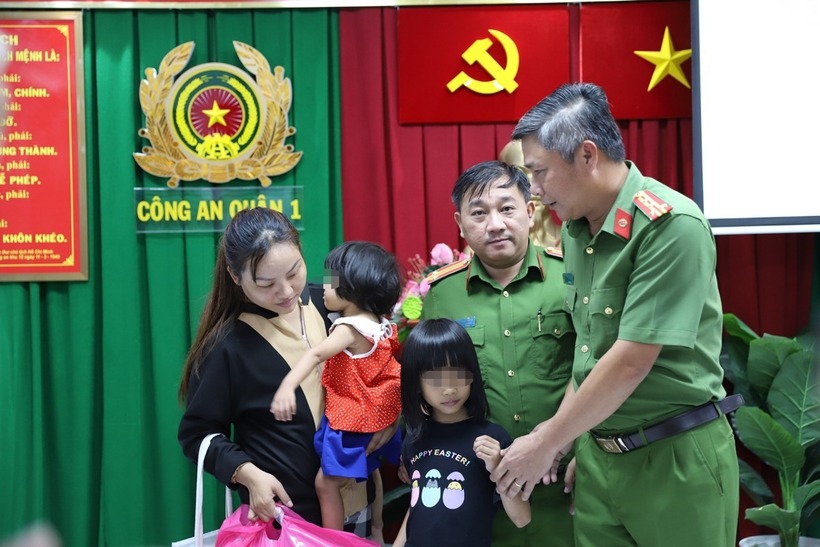 Công an TP.HCM và Công an Quận 1 bàn giao 2 đứa trẻ cho người thân. Ảnh: VOV