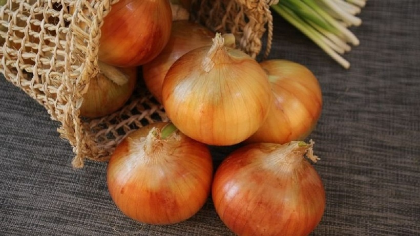Hành tây hay khoai tây nên để ở nơi khô ráo.