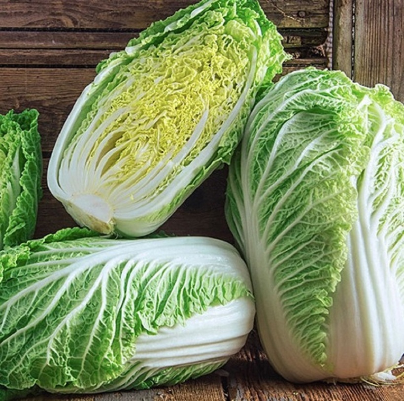Tùy thuộc vào nhu cầu của gia đình mà lựa chọn cải thảo trắng hay xanh.