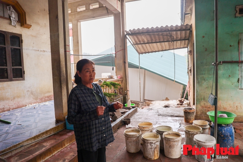 Bà Nguyễn Thị Thao (phường Vạn An, TP Bắc Ninh) chia sẻ: "Chỉ trong khoảng 1 tiếng sạt lở, các ngôi nhà gần bờ sông bị sạt đổ hết. Nhà tôi đầu tiên chỉ sạt 1/3 đất rồi đổ cả nhà đang xây xuống sông".