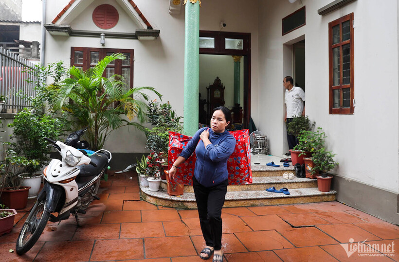 Người dân bàng hoàng nhớ lại giây phút chứng kiến căn nhà kiên cố sụp xuống sông Cầu.