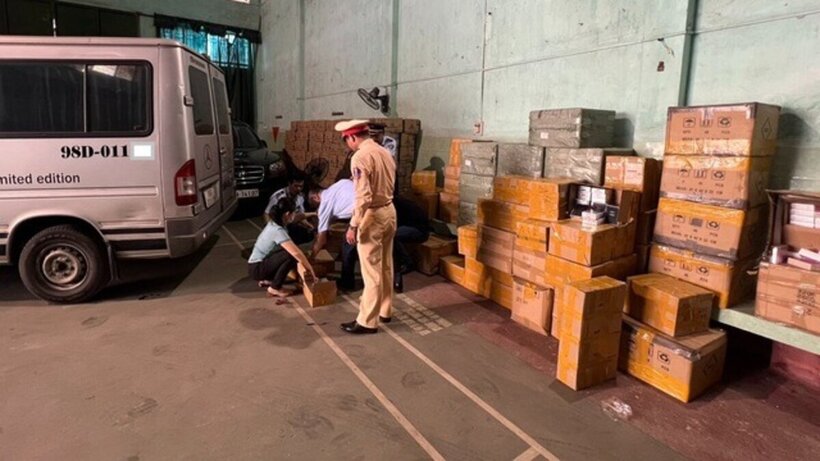 Lực lượng chức năng kiểm tra số hàng hóa vi phạm. Ảnh: Sức khoẻ & Đời sống