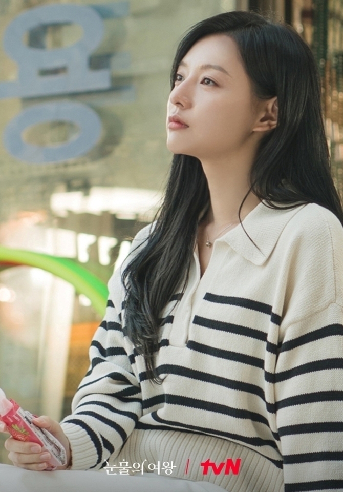 Hong Hae In khi đang thưởng thức kem ngoài siêu thị
