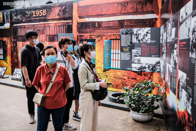 Người dân tham quan di tích Nhà tù Hỏa Lò dịp nghỉ lễ 30/4/2023. Ảnh: VTCnews.