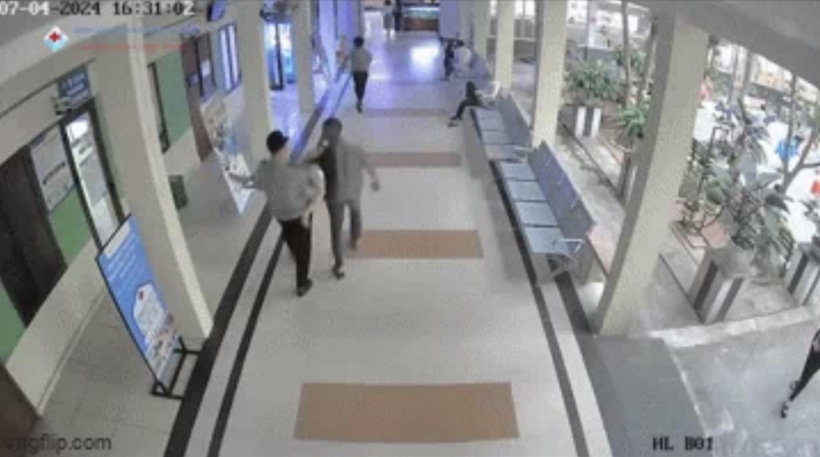 Nhân viên an ninh bệnh viện nhanh chóng hỗ trợ đưa người phụ nữ đến phòng cấp cứu và chăm sóc em bé. Ảnh: Phụ Nữ Việt Nam