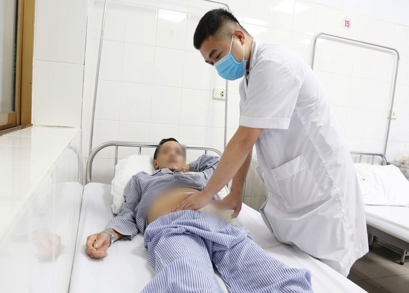 Bác sĩ kiểm tra lại vết mổ cho bệnh nhân sau phẫu thuật. Ảnh: Pháp Luật Việt Nam