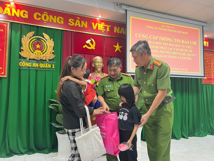 Hai bé được bàn giao cho gia đình trong tình trạng sức khỏe ổn định. Ảnh: Thanh Niên