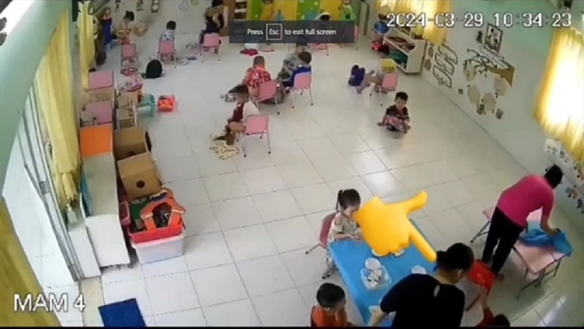 Hình ảnh trẻ mầm non ngã dúi dụi sau khi bị cô giáo tát được camera ghi lại. Ảnh: Tuổi trẻ Online