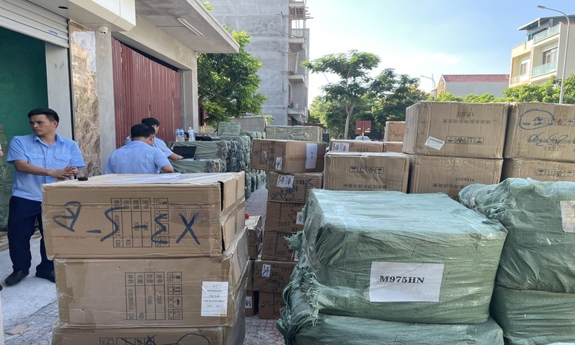 Lực lượng chức năng kiểm tra và tiêu hủy sản phẩm có dấu hiệu nhập lậu.