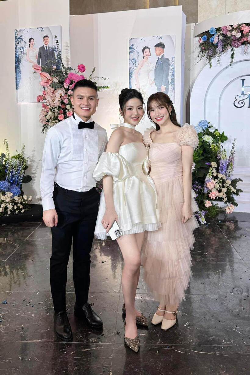 Hòa Minzy đến dự tiệc cưới của Quang Hải và Chu Thanh Huyền.