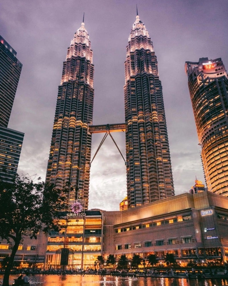 Tháp đôi Petronas là biểu tượng độc đáo và hiện đại ở Malaysia