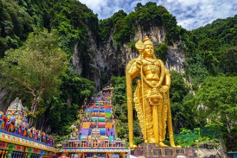 Động Batu huyền bí là địa điểm du lịch tâm linh thu hút du khách gần xa