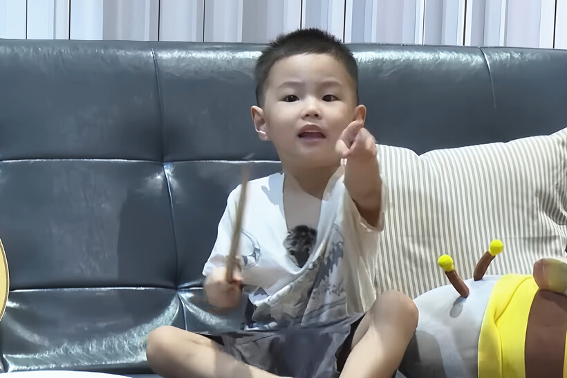 Ma Bư liên tục đuổi nhân viên quay phim khỏi phòng.
