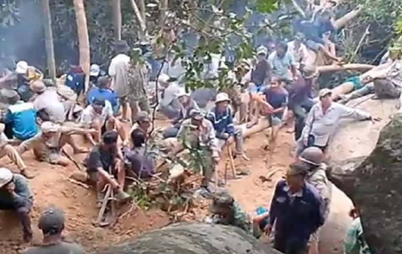 Người dân vào khu rừng đặc dụng Đèo Cả (xã Hòa Tâm, thị xã Đông Hòa) để tìm trầm hương. Ảnh: Pháp luật TP.HCM