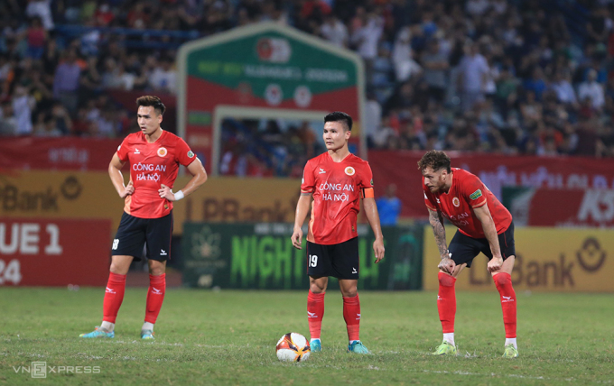 Quang Hải nằm trong danh sách "vua phá lưới" của V-League. Ảnh: VnExpress