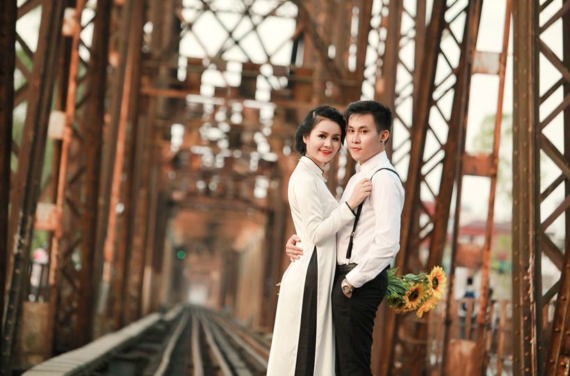 Cầu Long Biên là một trong những nơi được nhiều cặp đôi lựa chọn chụp ảnh cưới với phong cách vintage cùng áo dài truyền thống. Ảnh minh họa.