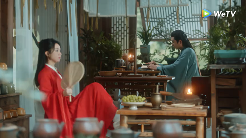 Hành Chỉ Thần quân đọc sách, còn Thẩm Ly nhàn nhã ngồi trên ghế.