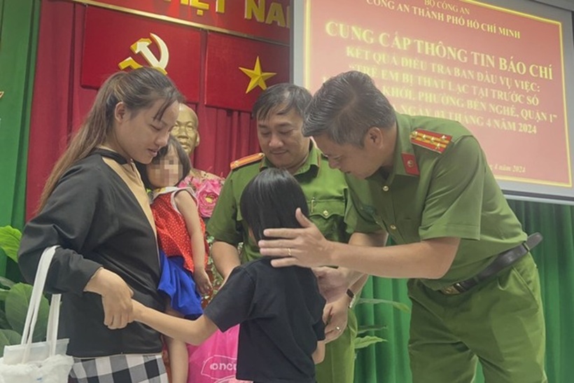2 cháu bé đã được đoàn tụ với mẹ an toàn. Ảnh: Tiền phong.