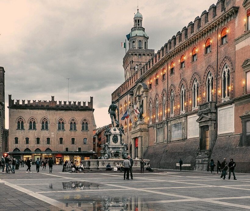 Đại học Bologna (Italy).
